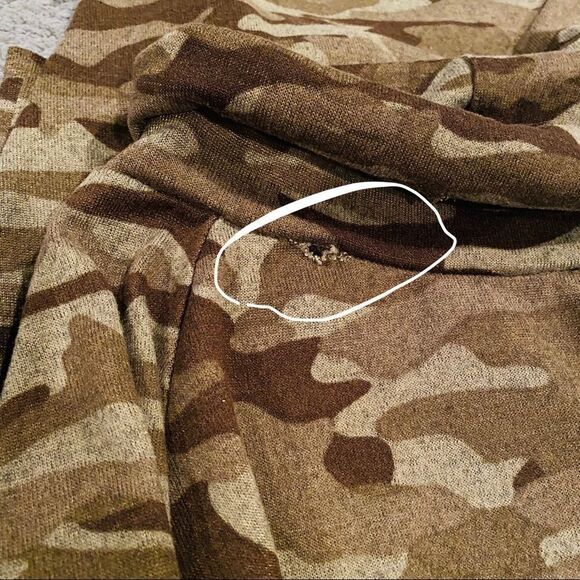 Runway Ready Couture Camo Shirt Size Large - Picture 10 of 12